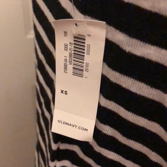 NWT OLD NAVY SLEEVELESS TOP BLACK AND WHITE STRIPE - Picture 4 of 5